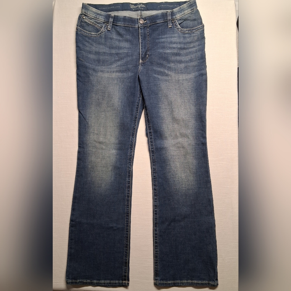 Wrangler Women's Boot Cut Jeans in Faded Blue Wash